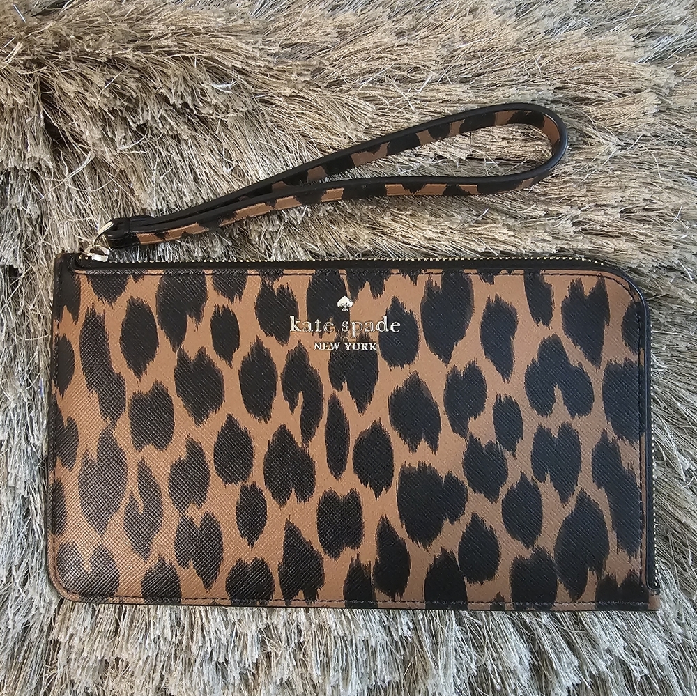 Kate Spade Lucy  Medium L-Zip Wristlet in Leopard Print
